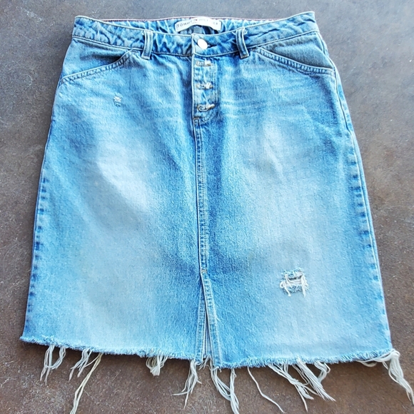TOMMY HILFIGER VINTAGE DISTRESS JEAN SKIRT - Picture 2 of 8